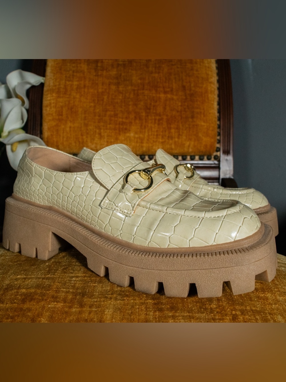 SIZE 10 Urban Outfitters Cream Croc-Embossed Lug Loafers